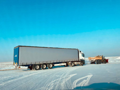 Из-за морозов на республиканской трассе замерзла фура: дальнобойщику помогли дорожники
